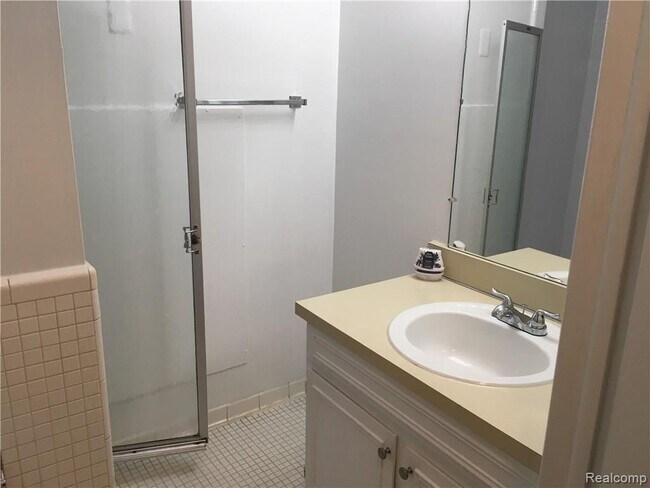 Building Photo - 444 N Fox Hills Dr