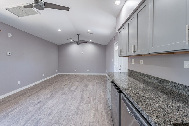 Building Photo - Spacious studio with just what you need!