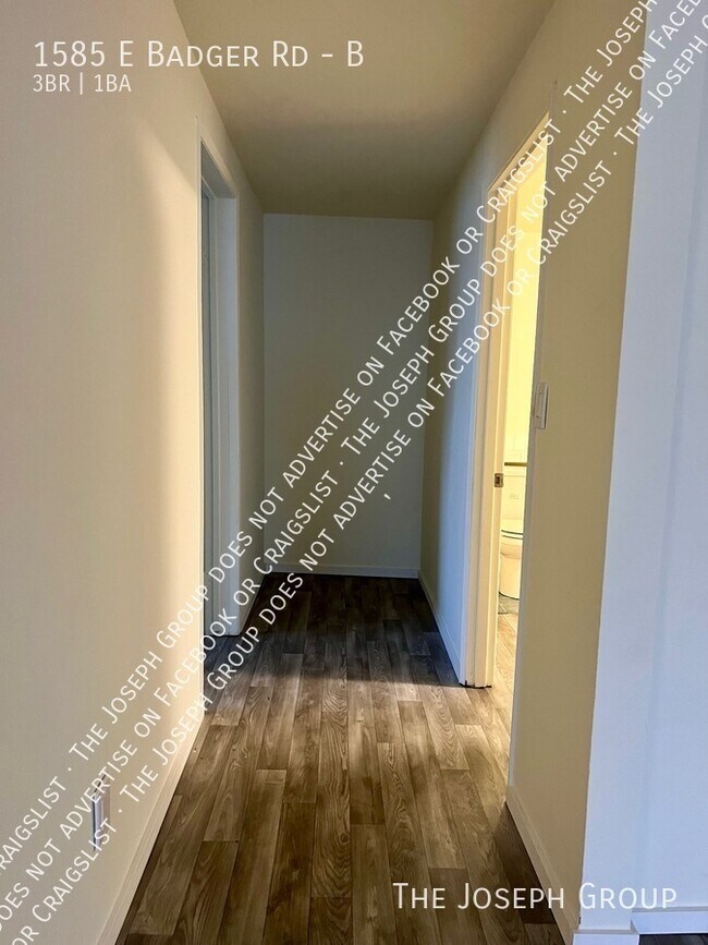 Building Photo - 1585 E Badger Rd