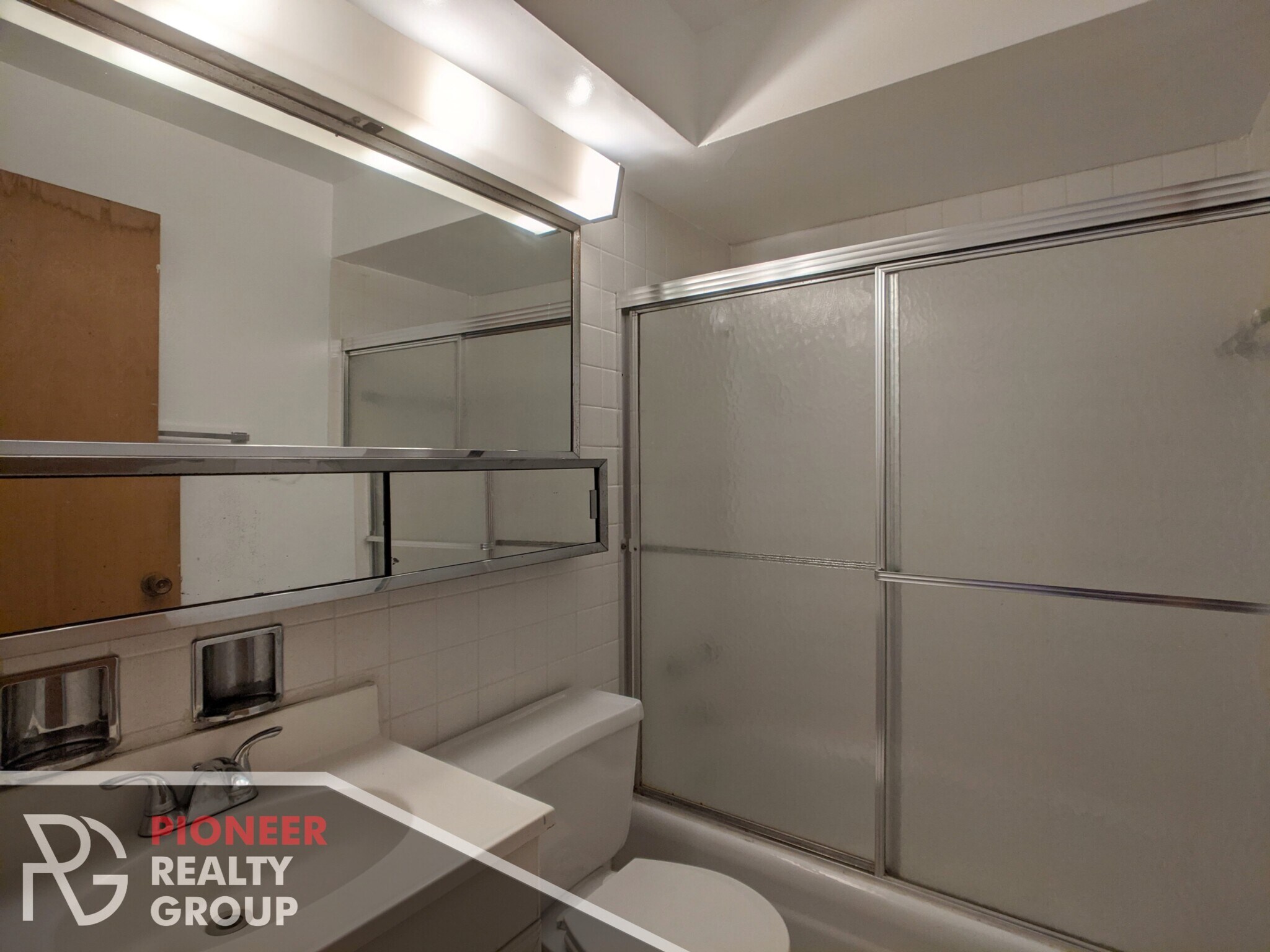 Building Photo - 665 W Wrightwood Ave