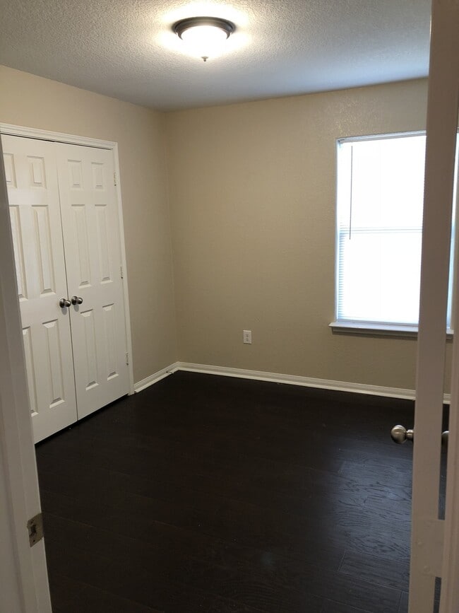 Building Photo - "Hard to Find" Roomy 1-story in Luckey Ran...