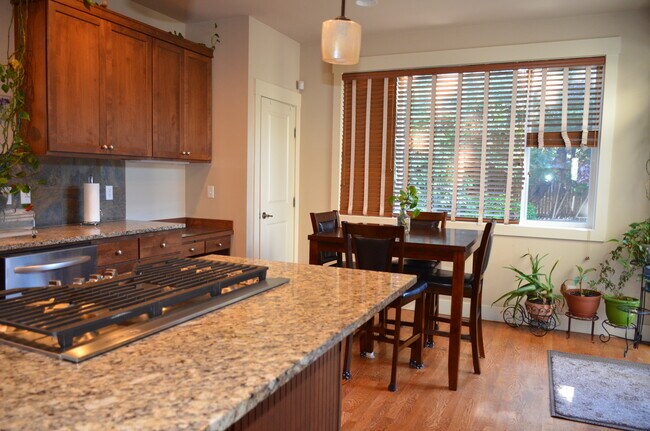 Granite counters and SS appliances - 11031 Muirwood Way NE