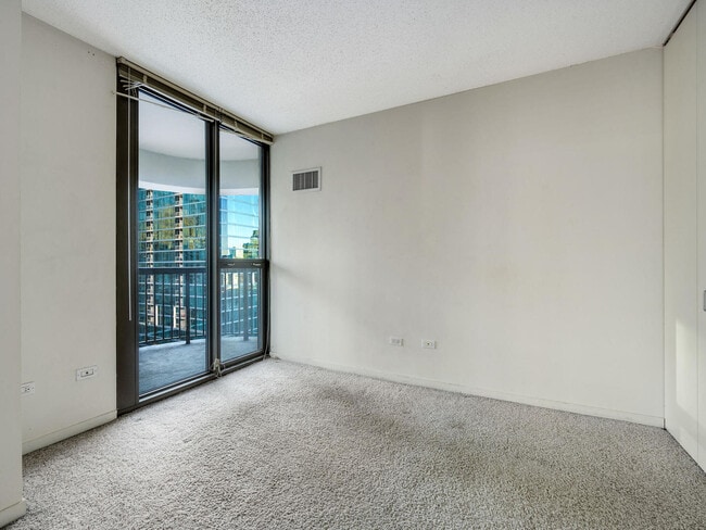Building Photo - 400 N La Salle Dr