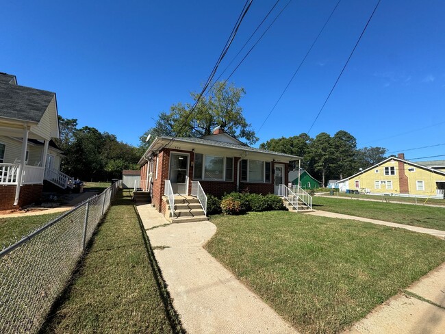 Primary Photo - Nice 2 Bed 1 Bath Duplex unit in Salisbury...