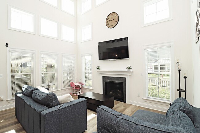 Building Photo - Pet-Friendly Old Trail Home With Fenced Yard