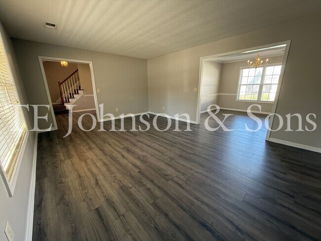 Building Photo - Spacious 4 Bedroom Home with Modern Comfor...