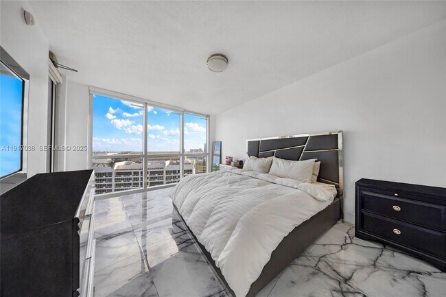 Building Photo - 1750 N Bayshore Dr