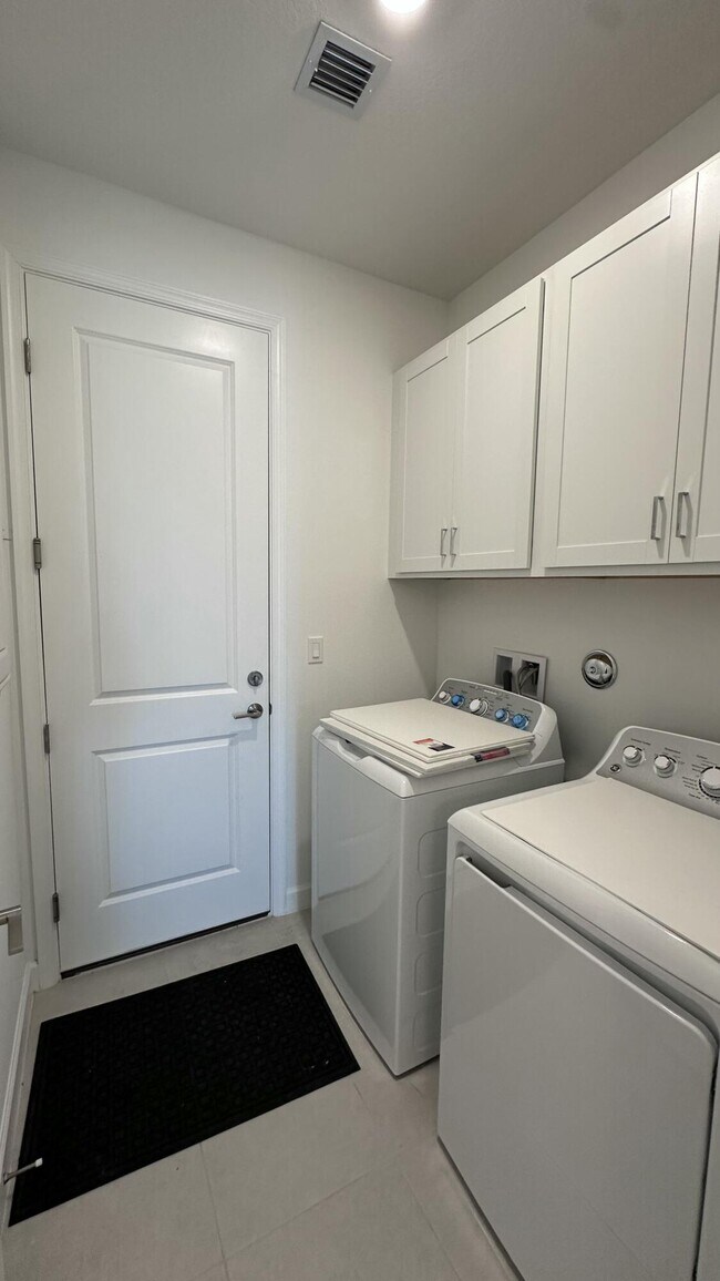 Building Photo - 3479 Cedar Grv Dr