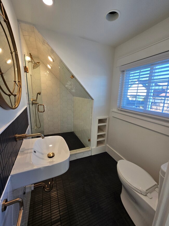 Building Photo - 1514 Sweetbriar Ave