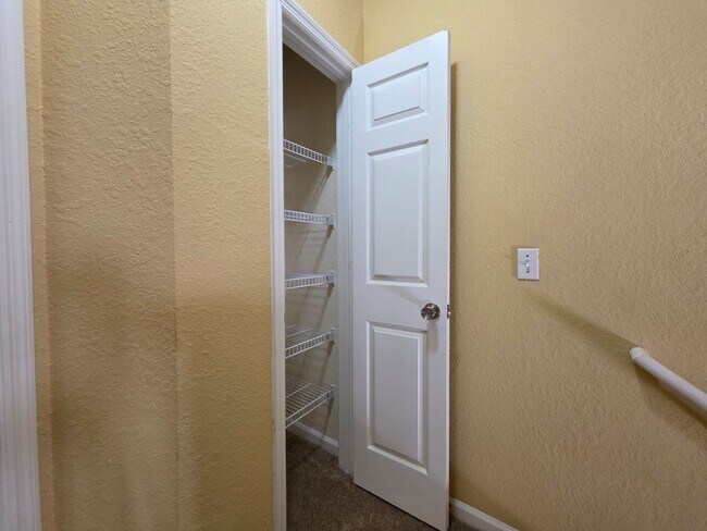 Building Photo - FOR RENT, 2 bedroom 2.5 bathroom townhouse