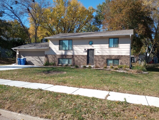 Building Photo - Three bedroom two bathroom house for rent