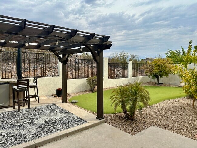 Building Photo - Gorgeous remodel update! No neighbors behind hillside lot