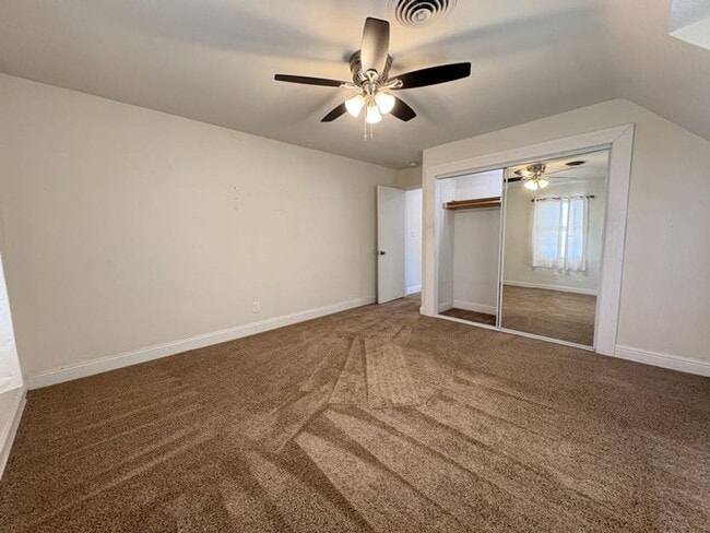 Building Photo - Charming 2 Bedroom Upstairs Unit in the He...