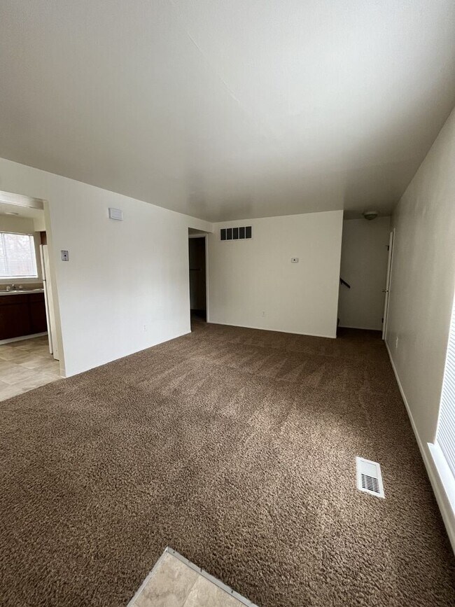 Building Photo - 118 W Colby Ln