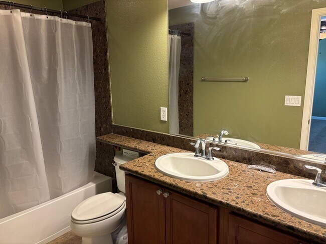 Building Photo - Wonderful 3 bedroom + Loft, 2.5 bathroom h...