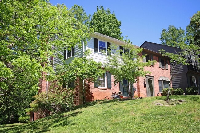 Building Photo - End-Unit Georgetown Green Townhome