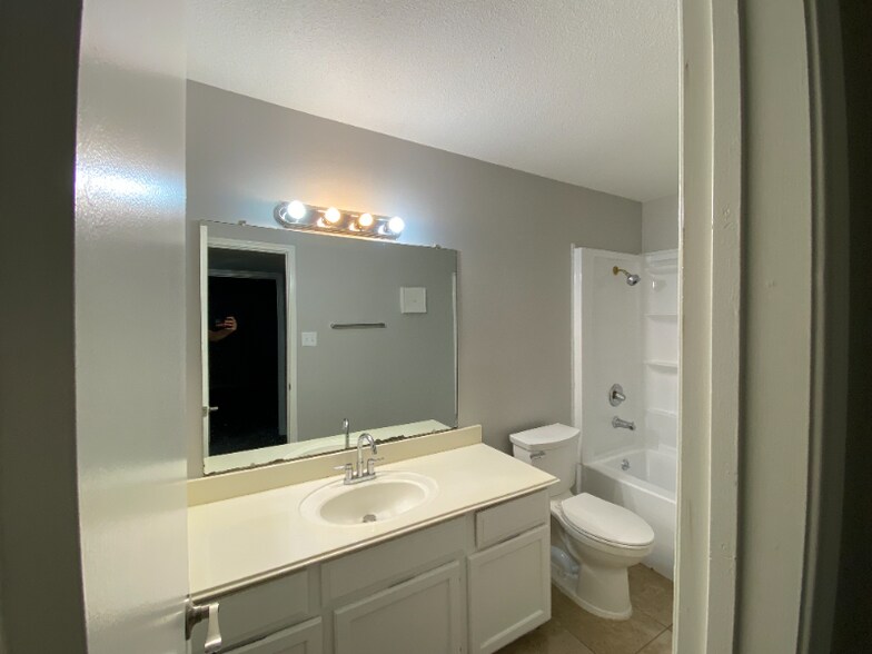 Building Photo - 9700 Leawood Blvd