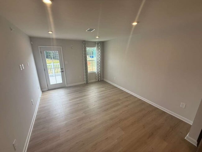 Building Photo - 509 PORTAL CIRCLE CIR, B, SANDSTON, VA 23150