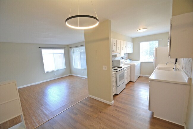 Building Photo - Town Home