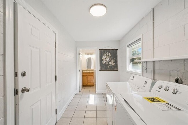 Building Photo - 201 E Osceola Rd