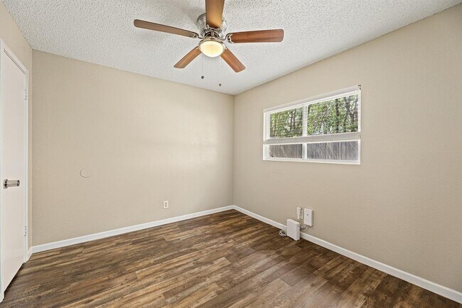 Building Photo - 906 Oleander Ln