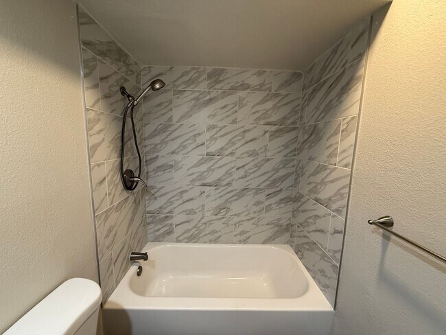 Building Photo - Updated 2-bedroom condo in gated community!