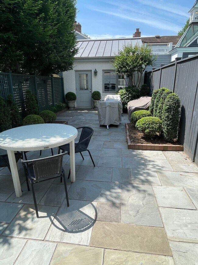 Building Photo - Georgetown Splendor with Garage Parking