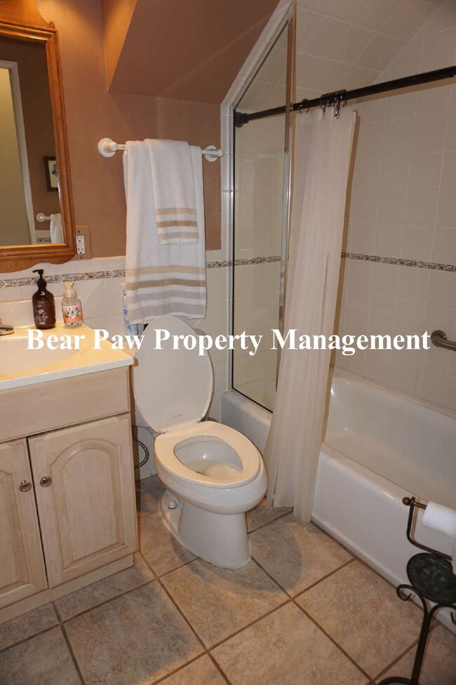 Building Photo - "Charming Evergreen Retreat: Spacious 3-Be...