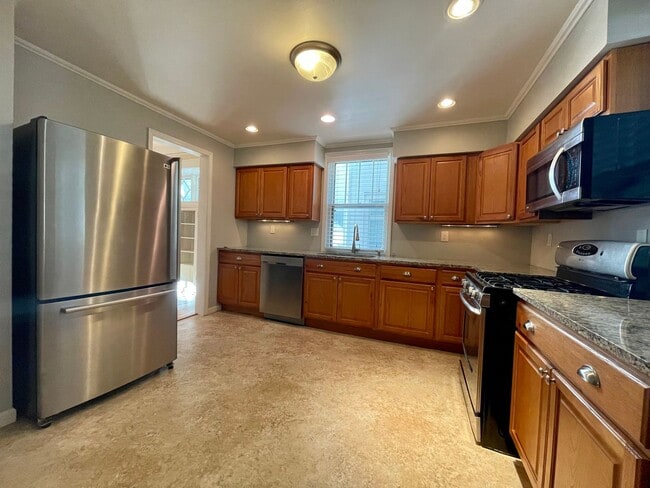 Building Photo - Elegant 4 Bedroom 2 Bathroom Home in South...