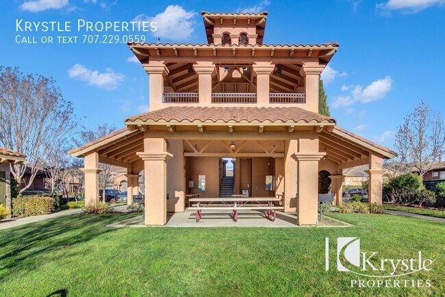 Building Photo - Gorgeous condo in beautiful Tiara gated co...
