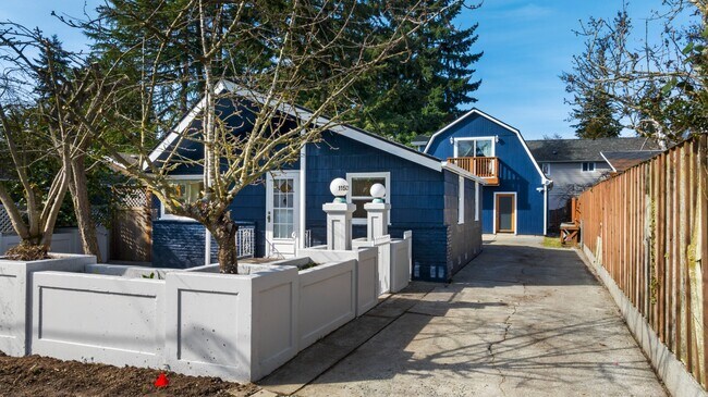 Building Photo - Newly Renovated 1 Bedroom in Quiet Pinehur...