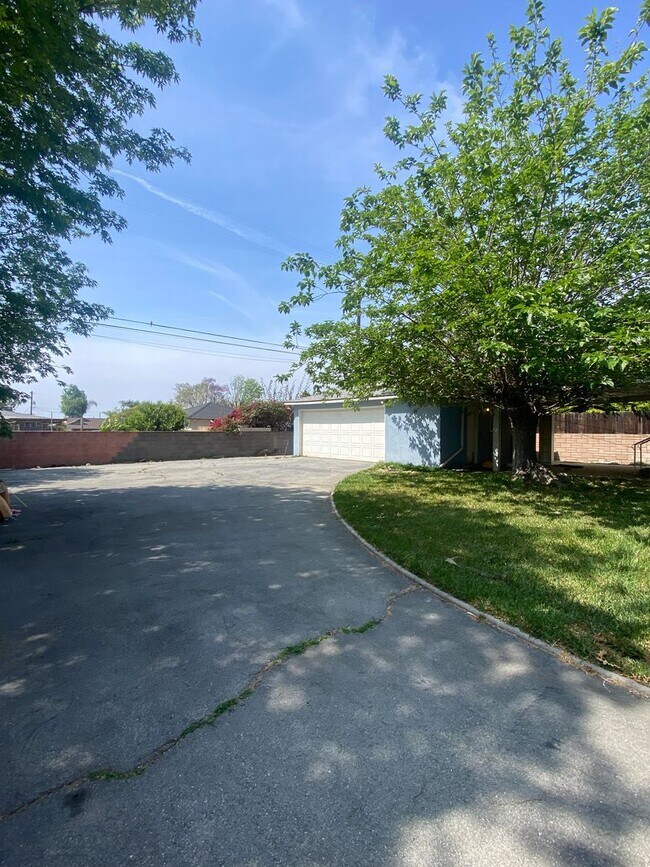 Building Photo - 3 Bedroom Single Story Ontario