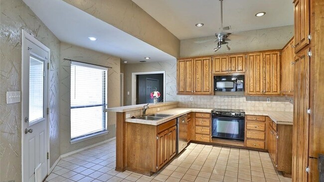 Building Photo - 5273 Sherbrooke Ln