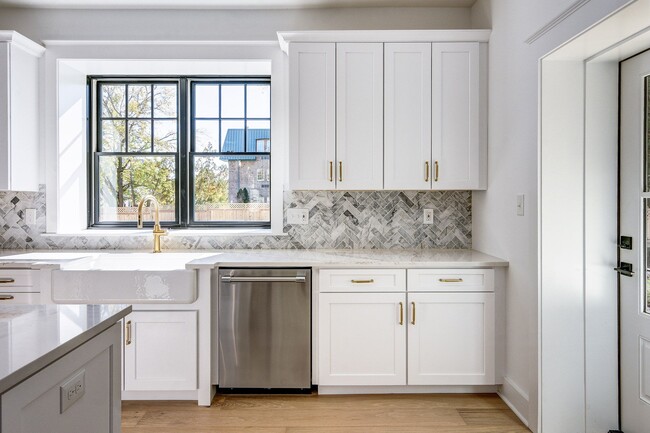 Building Photo - 20 E Redman Ave