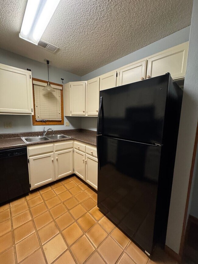 Building Photo - Spacious 2 Bed / 2 Bath Condo in Greenbriar Village