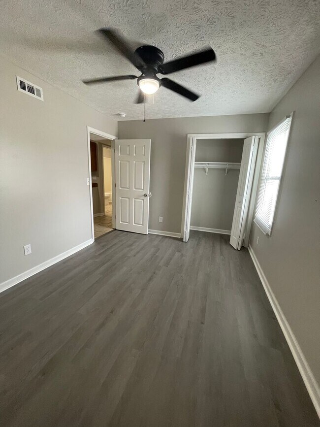 Building Photo - City Walk Apartments!