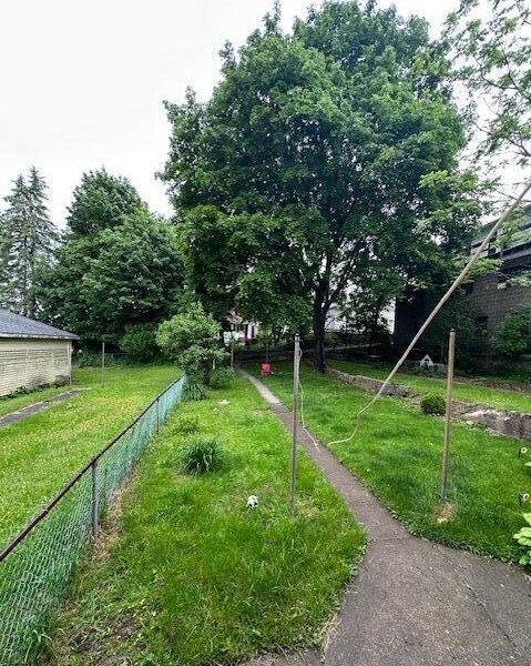 Building Photo - 454 Fern St