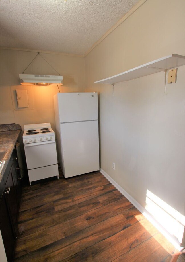 Building Photo - Available Now! 2 Bedroom, 1 Bath (Plus Bon...