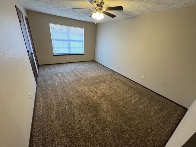 Building Photo - Updated 2 bedroom 1.5 bath Townhome in a g...