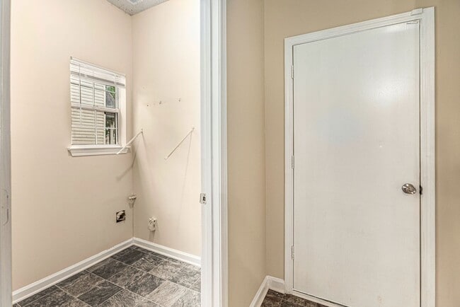 Building Photo - Large 3 Bedroom 2.5 Bath Home