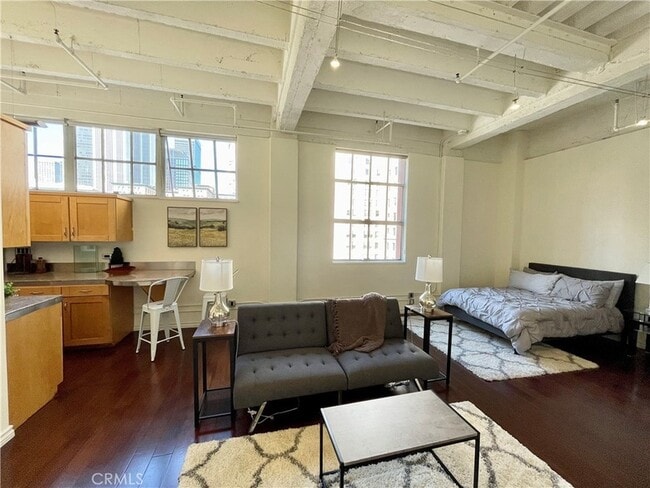 Building Photo - 312 W 5th St