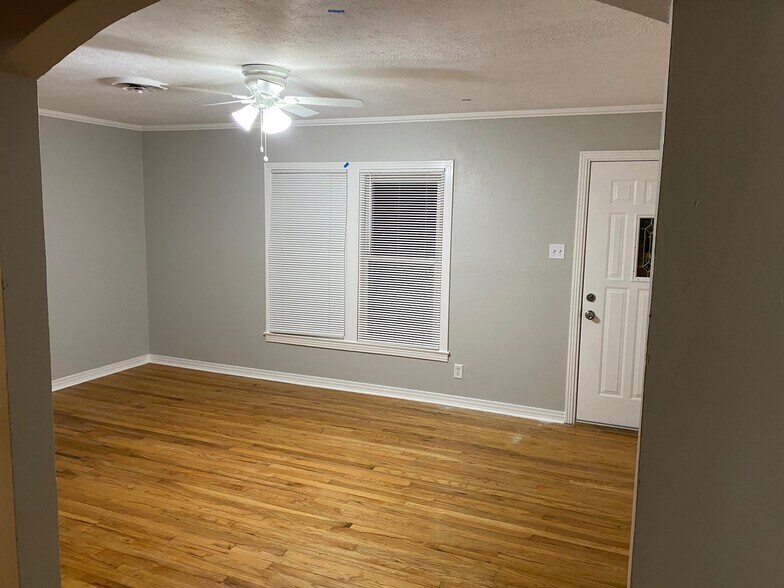 Building Photo - 1805 Brook Hollow Dr