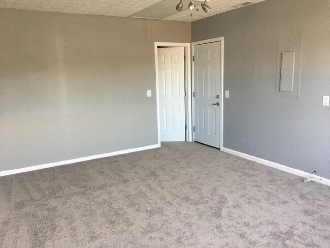 Building Photo - 4 Bedroom 2 Bathroom Home
