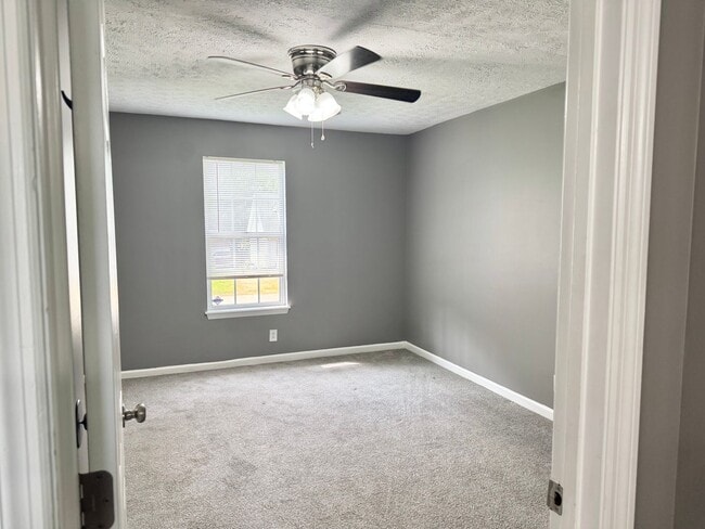Building Photo - Three Bedroom Close to Ft. Campbell