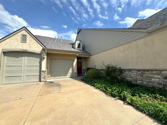 Building Photo - Stunning 2 bedroom 2 bathroom townhome in ...