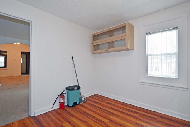 Building Photo - Spacious 4-Bed 3-Bath Home Available Now in NE Minneapolis!