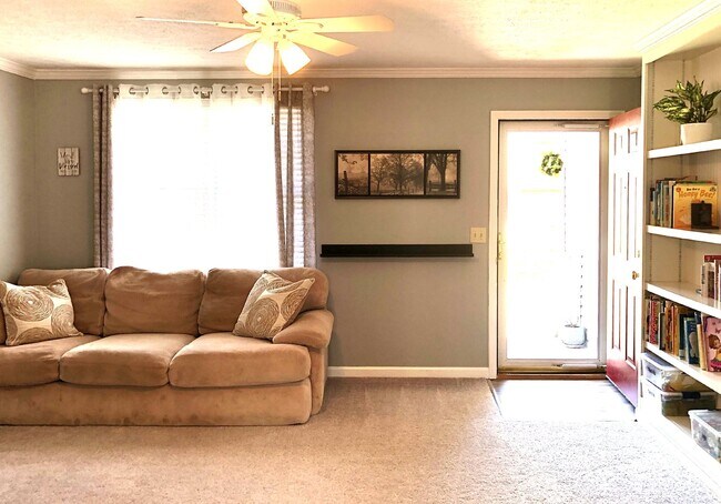 Building Photo - 3Bed/2Bath in Hendersonville with Communit...