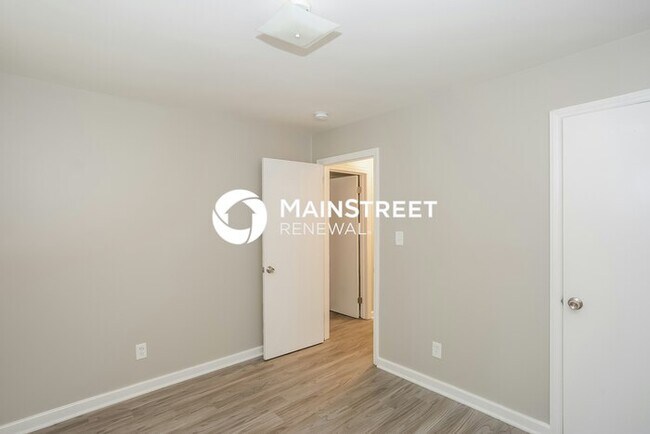Building Photo - 3 Bedroom Pet-Friendly Home in Charlotte, NC with Main Street Renewal