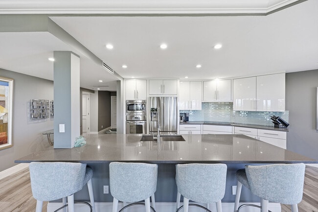 Building Photo - 8111 Bay Colony Dr