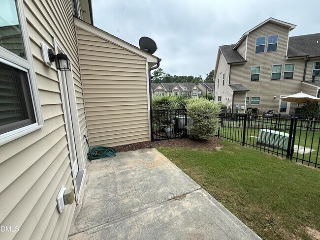 Building Photo - 1008 Midtowne Way